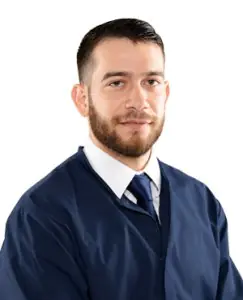 طبيب أسنان بالزي الرسمي في عيادة Salud Integral Odontológica