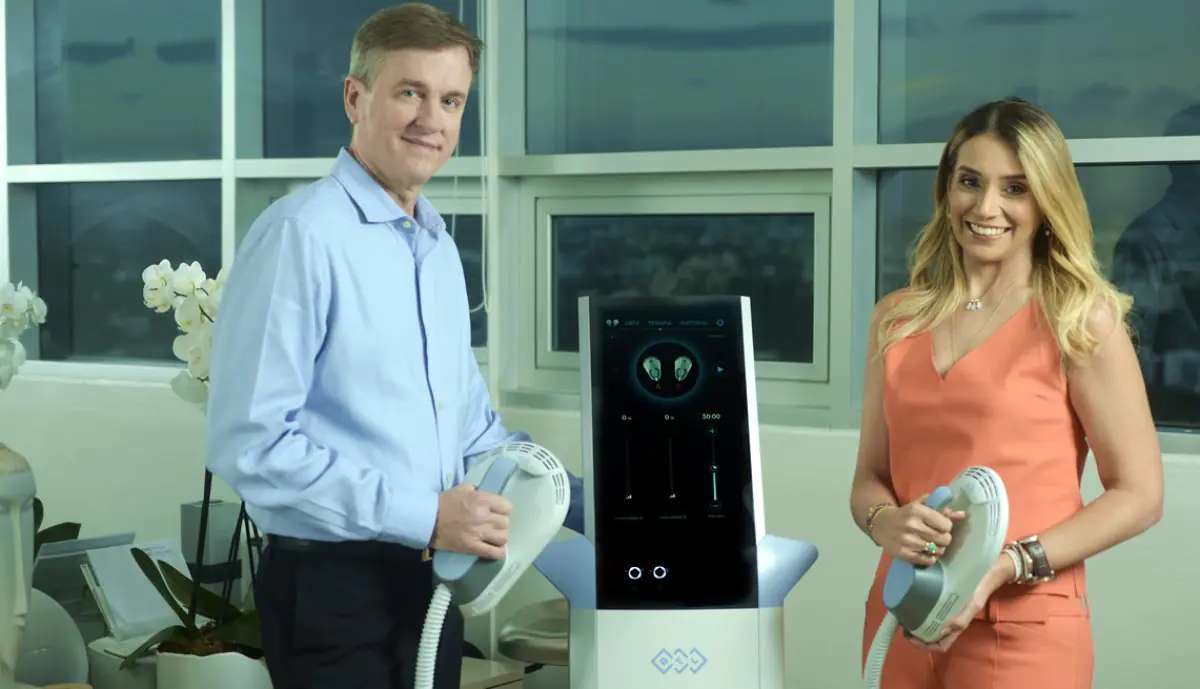 Body contouring equipment at Jacqueline Miranda Plastic Surgery clinic, staff demonstration