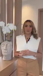 Área de recepción en Jacqueline Miranda Plastic Surgery con decoración moderna y flores