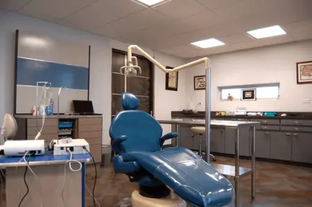 غرفة علاج أسنان بمعدات حديثة في عيادة Dental Alvarez
