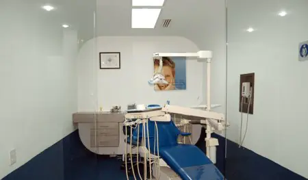 غرفة علاج الأسنان بمعدات حديثة في عيادة Dental Alvarez