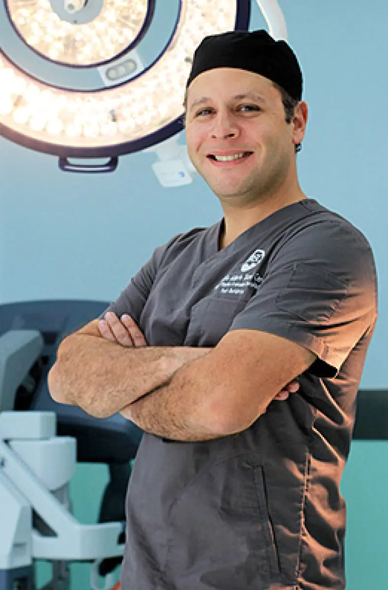 Chirurg na sali operacyjnej kliniki Dr. Julio Sicard Cerda z oświetleniem chirurgicznym
