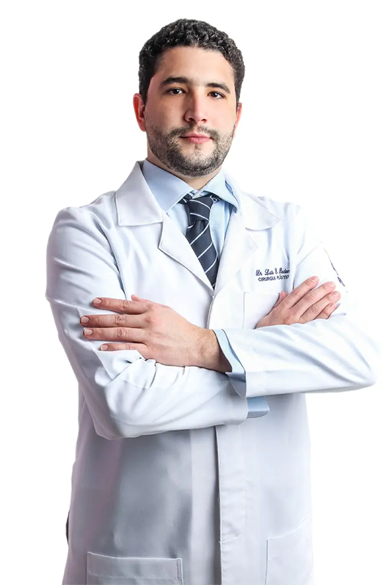 Пластический хирург в белом халате в клинике Dr. Luis Eduardo Redondo