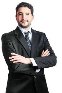 طبيب يرتدي بدلة رسمية في عيادة Dr. Luis Eduardo Redondo