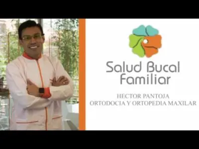 Dentista con uniforme en la recepción de la clínica Salud Bucal Familiar
