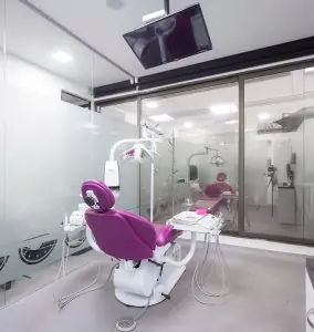 غرفة علاج أسنان حديثة في عيادة Odontofacial مزودة بمعدات متقدمة