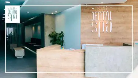 Área de recepción en 14-85 Dental Spa con diseño moderno y asientos cómodos