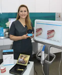 Ortodoncista en 14-85 Dental Spa con equipo Invisalign y escáner digital