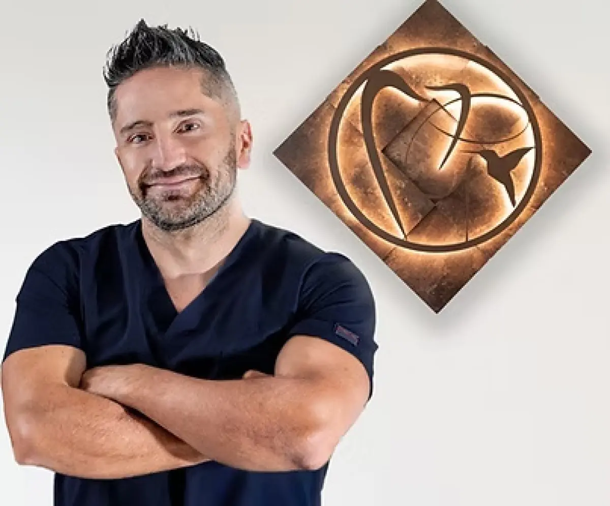 Dentiste en uniforme devant le logo de la clinique Dr. Nelson González – Servicios odontológicos