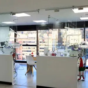 Sala de tratamiento dental moderna en Dr. Verónica Rodríguez Dental Clinic con vista a la ciudad