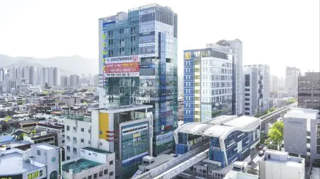 Exterior de Samsung Global Orthopedic Clinic en Busan, edificio médico moderno de vidrio