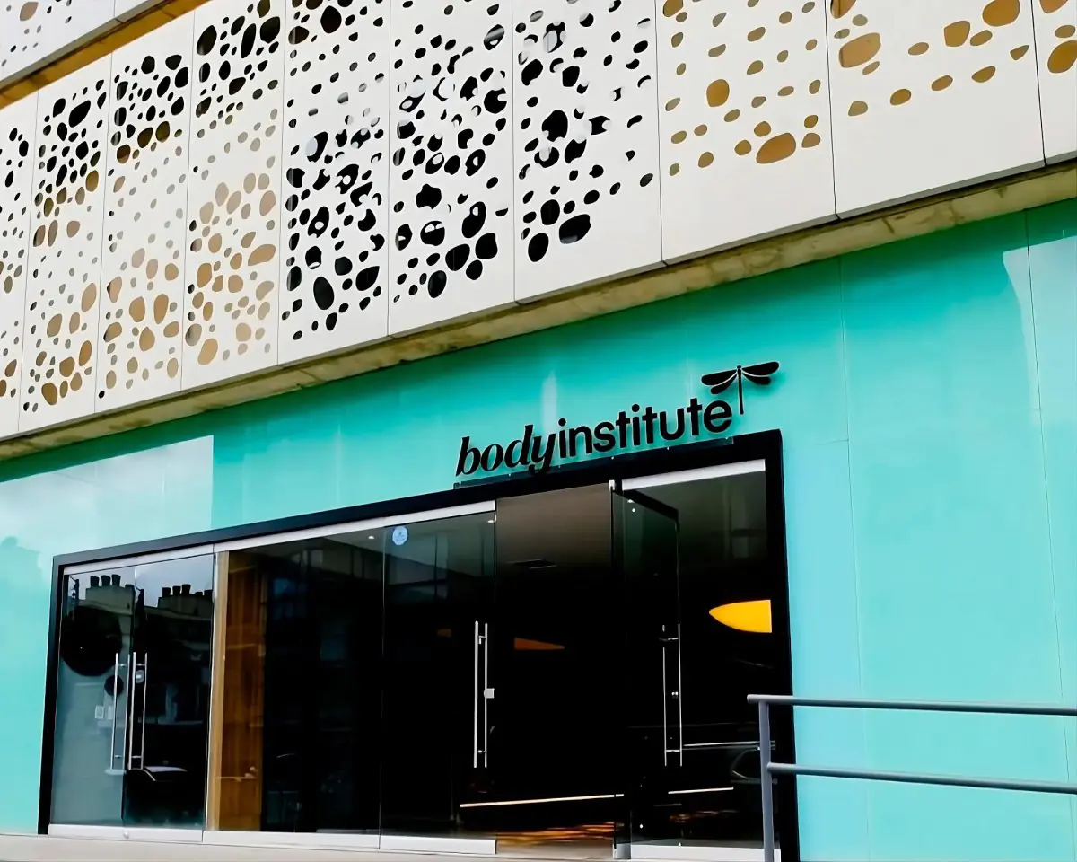 Фасад клиники Body Institute с современным архитектурным дизайном
