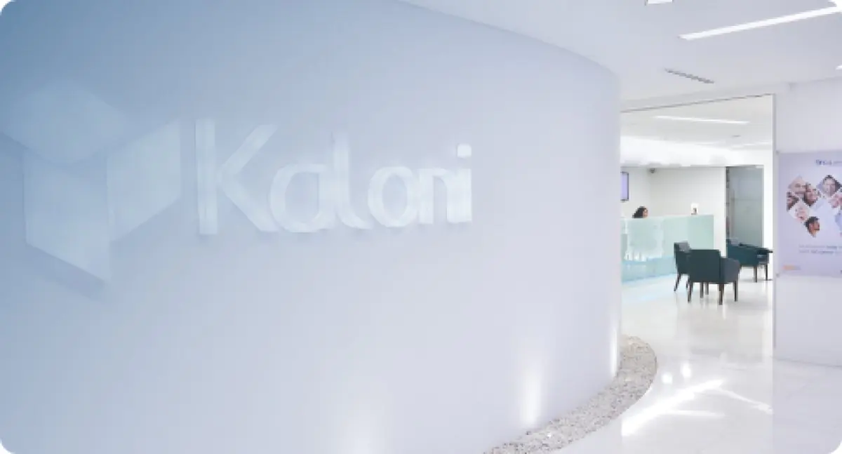 Reception area at Kaloni México clinic with modern white interior
