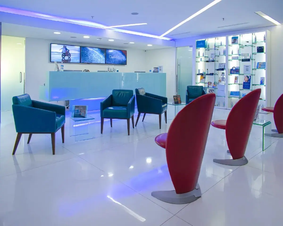 Reception and waiting area at Kaloni México clinic with modern seating and decor