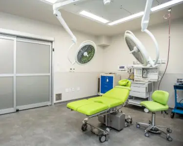 غرفة عمليات حديثة في Davinci Plastic Surgery مع أضواء جراحية ومعدات