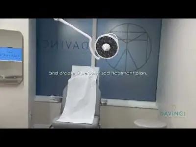 غرفة استشارة مع كرسي فحص في عيادة Davinci Plastic Surgery