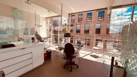 غرفة علاج أسنان حديثة في Dentistería Digital® مع إطلالة على المدينة ومعدات متقدمة