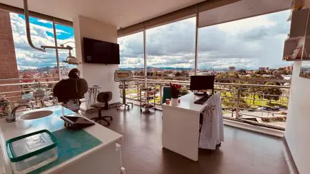 غرفة علاج أسنان بإطلالة بانورامية على المدينة في عيادة Dentistería Digital®