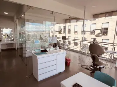 غرفة علاج أسنان حديثة في Dentistería Digital® مع إطلالة بانورامية على المدينة