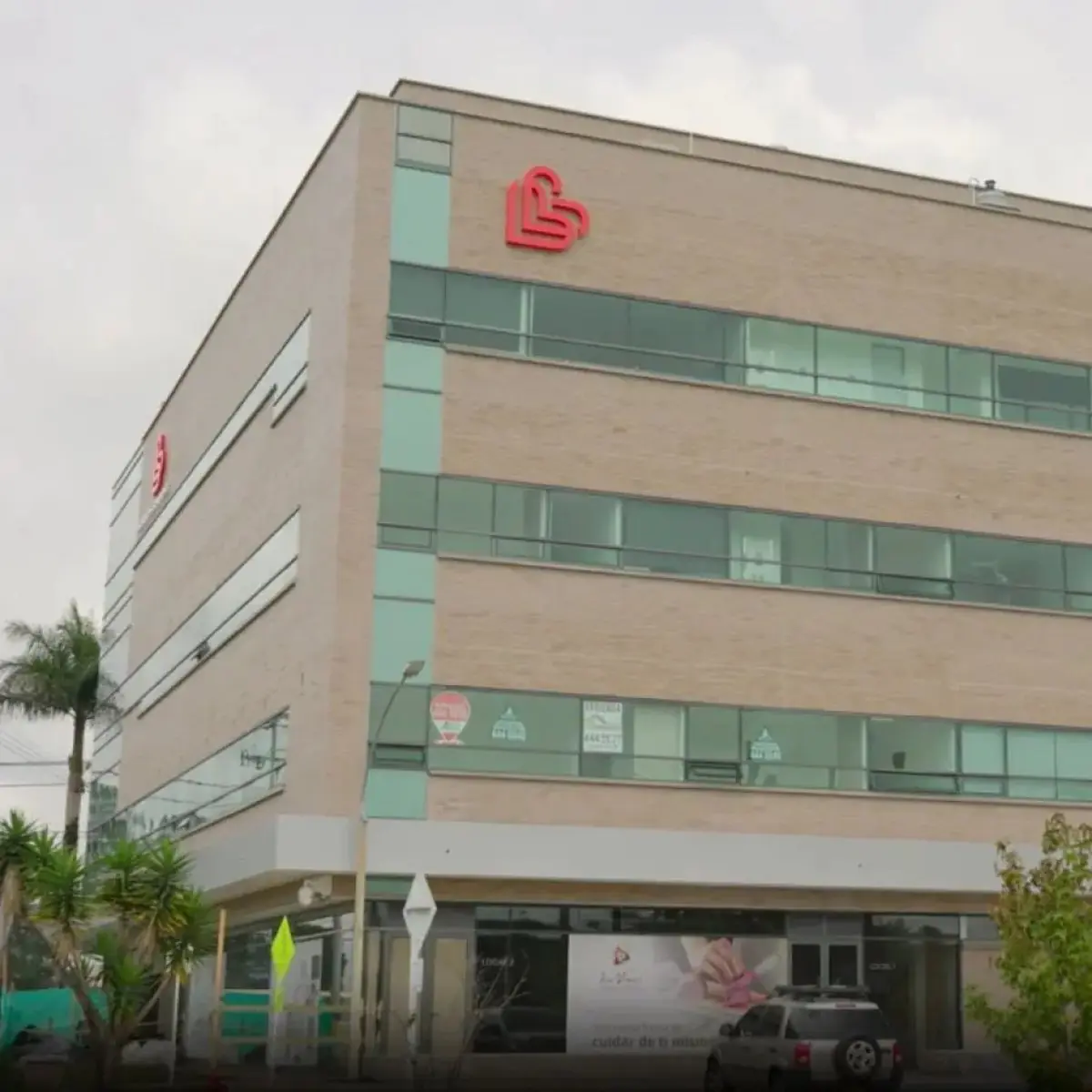 Clinic exterior of Dr. Daniela Correa, modern plastic surgery center in Mexico