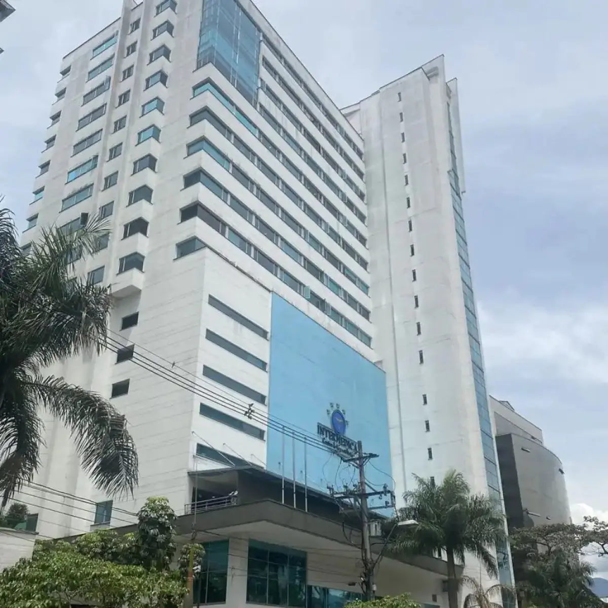 Modern clinic building exterior at Dr. Daniela Correa, Plastic Surgeon, Colombia