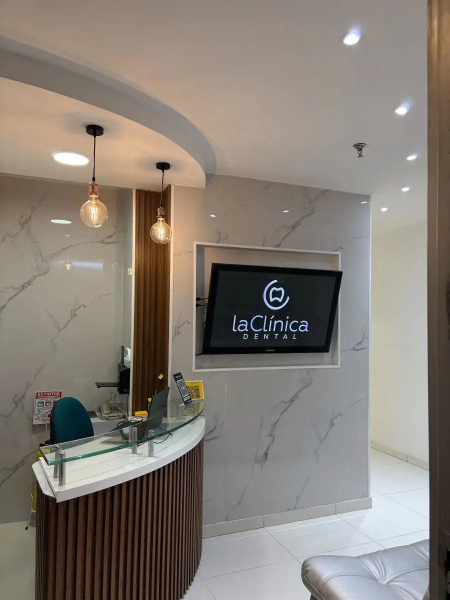 Ресепшн у La Clinic Dental Colombia із сучасним мармуровим декором
