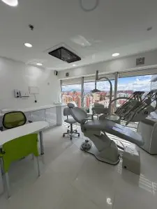 Sala de tratamiento dental con equipo moderno en La Clinic Dental Colombia