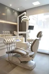 Sala de tratamiento dental moderna en La Clinic Dental Colombia con equipo avanzado