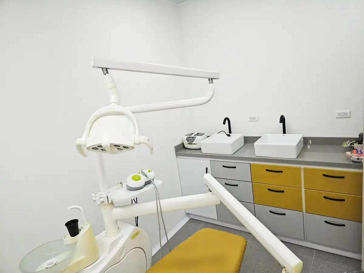 Dental treatment room with modern equipment at Dr. Iván Lindo’s Clinic