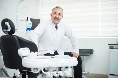 غرفة علاج الأسنان في عيادة الدكتور إيفان ليندو مع معدات حديثة