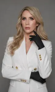 Dra. Laura Cala con atuendo profesional y guantes médicos negros