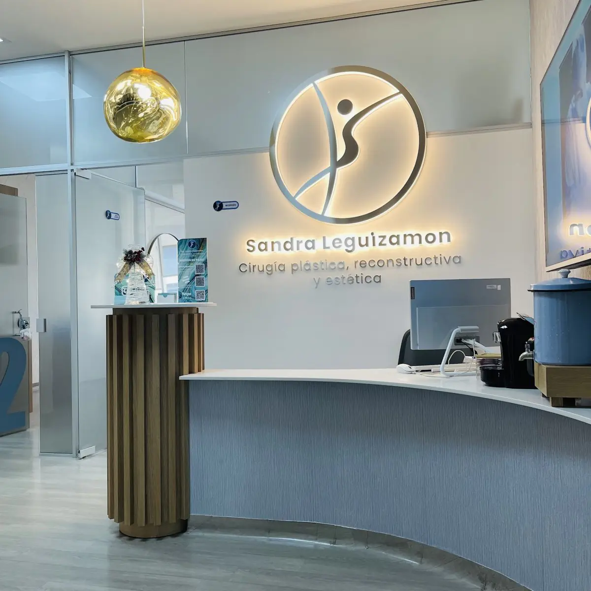 Reception area at Dr. Sandra Leguizamón Plastic Surgery Clinic, modern design in Colombia