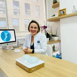 Consultorio en la clínica Dr. Sandra Leguizamón con muestras de implantes mamarios
