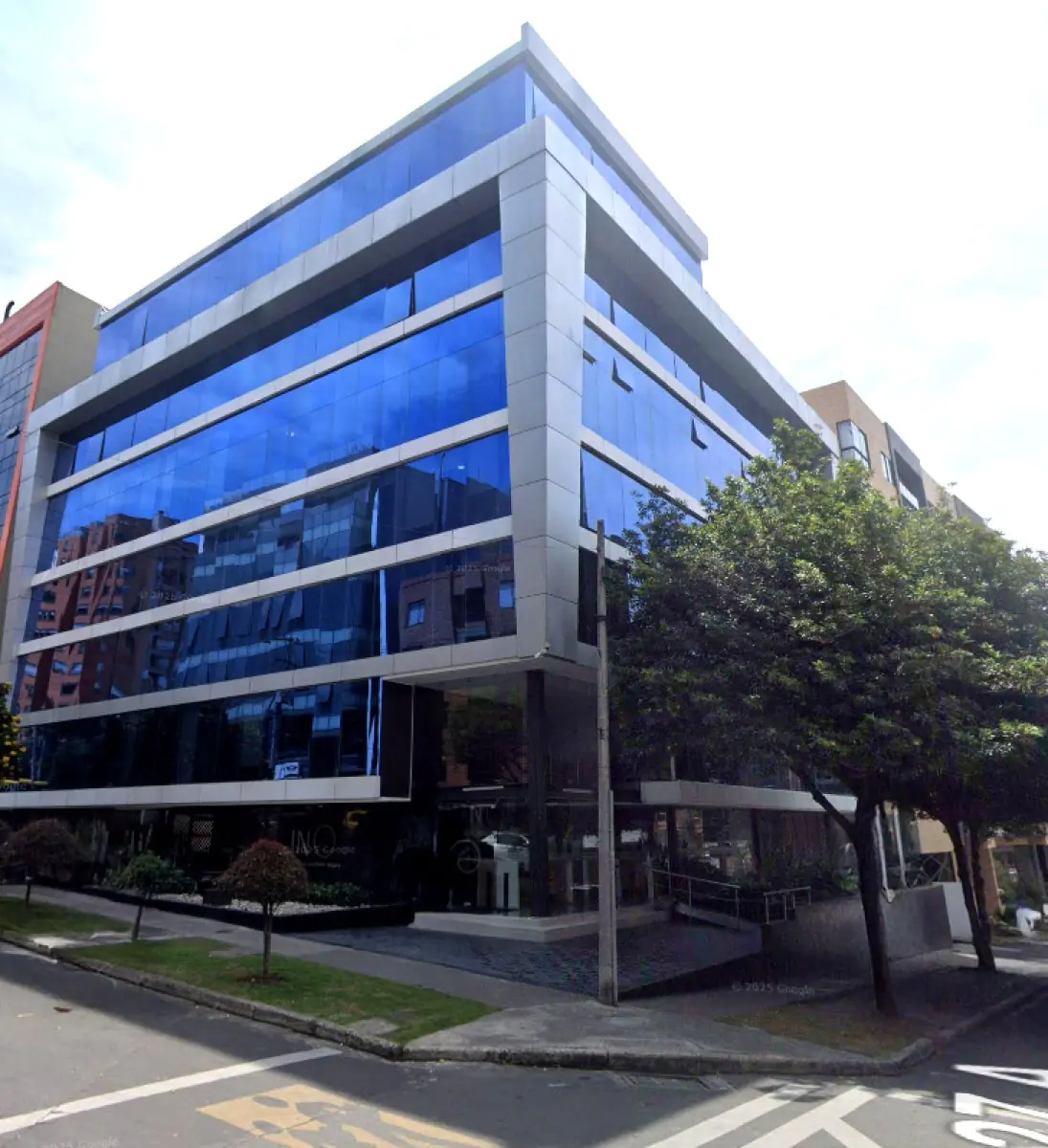Modern glass facade of Dr. Jorge Espinosa Reyes clinic INO in Bogotá, Colombia
