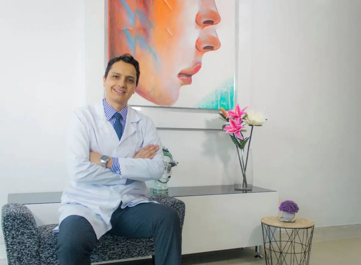 Arzt am Empfang der Otorrino Bogotá Klinik mit moderner Dekoration und HNO-Kunst