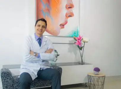 طبيب في استقبال عيادة Otorrino Bogotá مع ديكور حديث ولوحة أنف أذن حنجرة