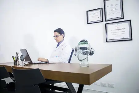 مكتب طبيب في Otorrino Bogotá مع معدات الأنف والأذن والحنجرة وشهادات على الجدار