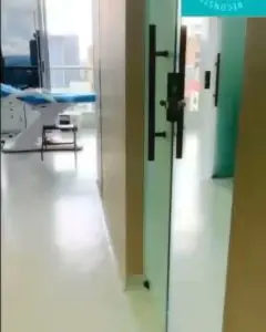 Sala de exámenes médicos en Juvens Medical Institute con equipo moderno