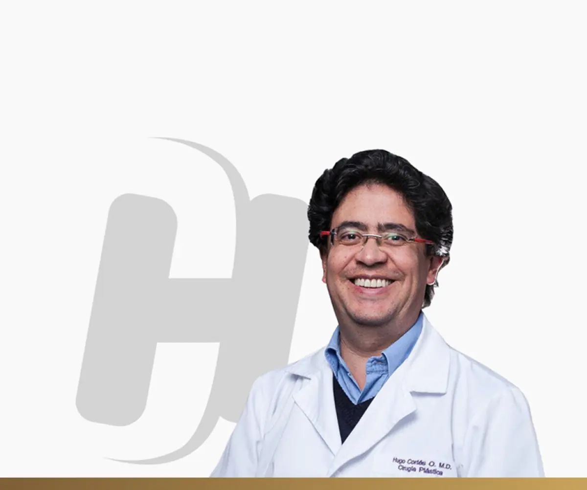 Plastic surgeon at Aesthetics and Surgery – Dr. Hugo Cortés clinic in medical uniform
