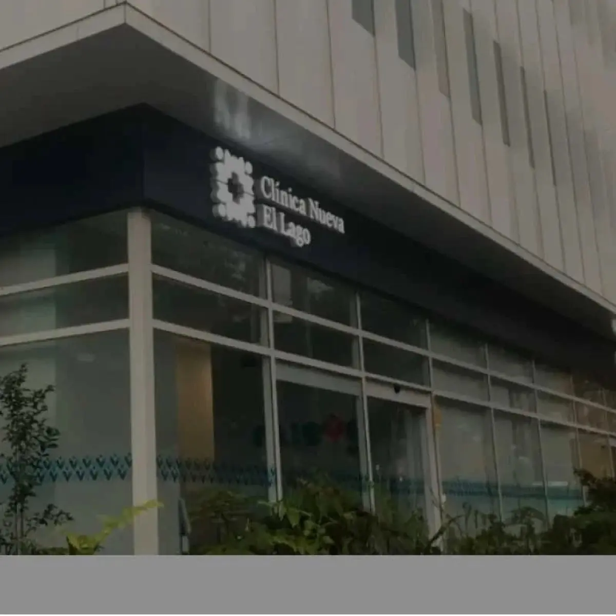 Clinic facade of Clínica Nueva El Lago with modern glass exterior