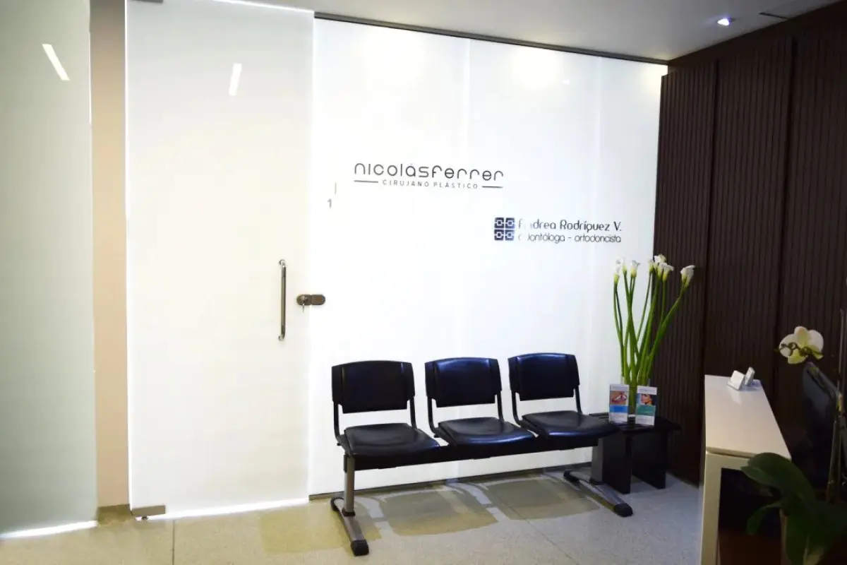 Wartebereich in der Klinik Dr. Nicolás Ferrer mit modernen Sitzgelegenheiten und Dekor
