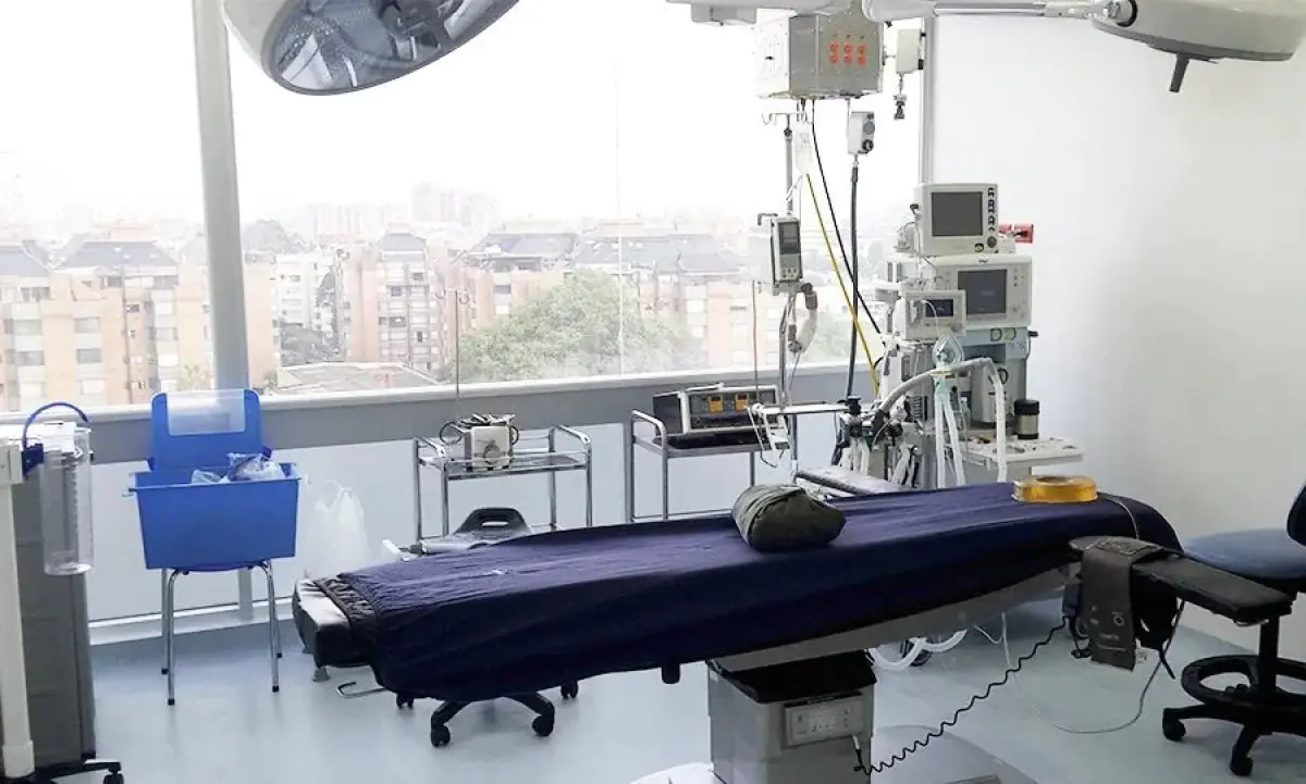 Moderner Operationssaal in der Klinik Dr. Nicolás Ferrer mit fortschrittlicher Ausstattung