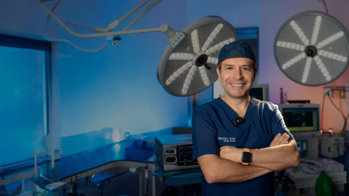 Surgeon in modern operating room at Dr. Juan Carlos Olaya clinic with advanced equipment