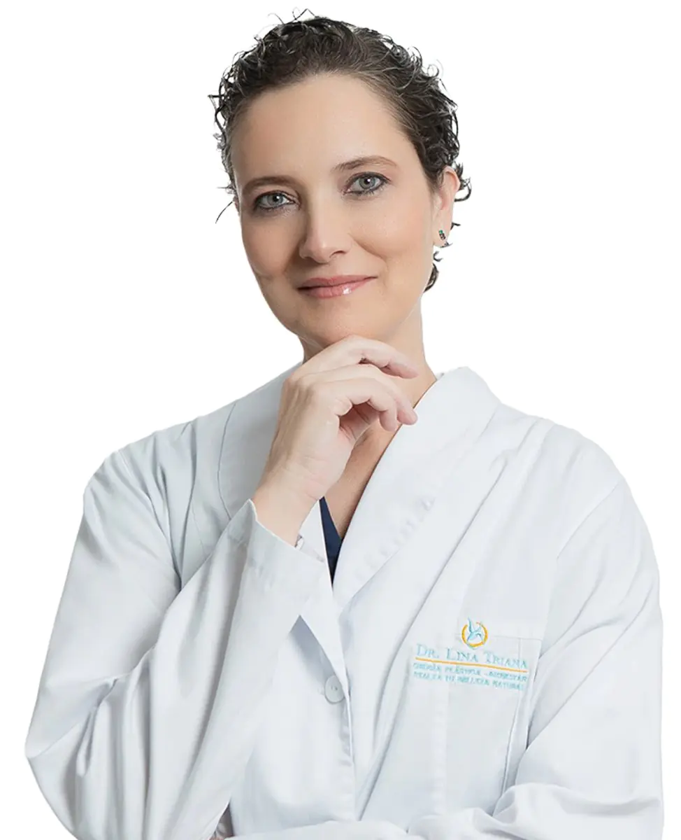 Plastic surgeon at Corpus y Rostrum clinic in medical uniform