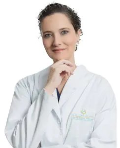 Cirujano plástico en la clínica Corpus y Rostrum con bata médica