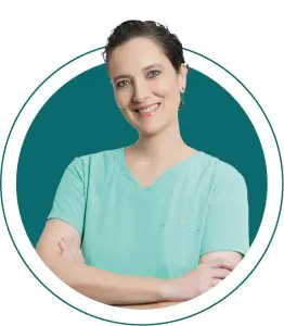 Cirujano plástico en la clínica Corpus y Rostrum con uniforme médico, Colombia