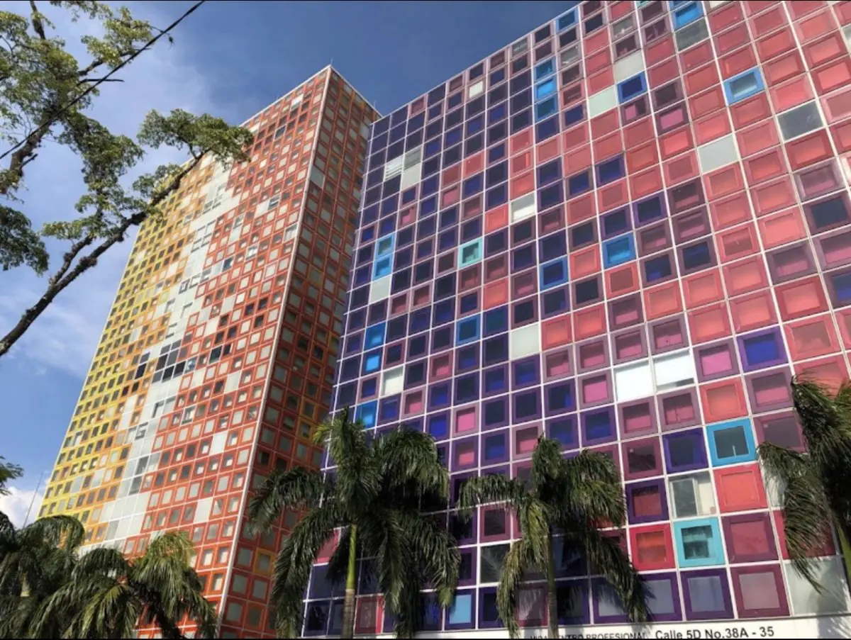 Colorful exterior of Dr. Giovanny Alvarado Plastic Surgery clinic in Medellín, Colombia