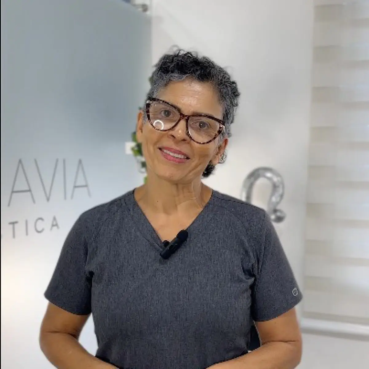 Співробітник клініки на рецепції Dr. Juliana Navia Plastic Surgery