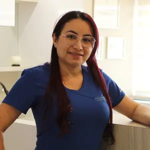 Personal médico en la recepción de la clínica Dr. Juliana Navia – Cirugía Plástica