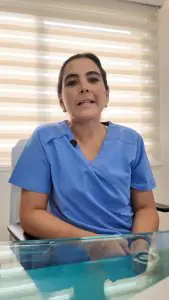 Sala de consulta en la clínica Dr. Juliana Navia – Plastic Surgery con personal médico